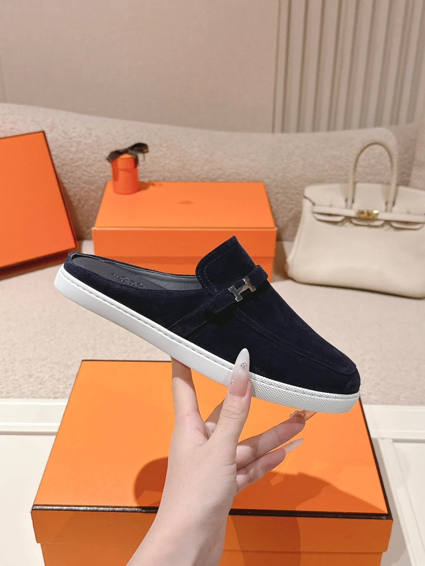 Men's men's shoes 💰560💰 Hermes 25ss new autumn and winter loafers, British retro design, classic and durable! Original reverse mold last, the ultimate 1:1 shape. Fabric: Cow suede/calfskin Lining: Imported sheepskin lining Outsole: Open-molded rubber sole Size: 35-45